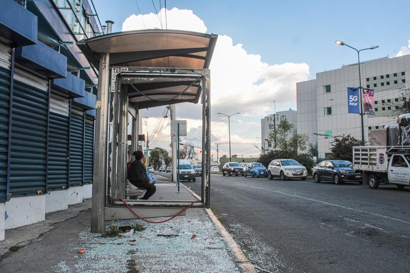 En mal estado se encuentran paradas de transporte público en Puebla