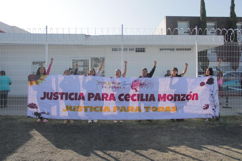 VIDEO Colectivo Por las Mujeres de Puebla se manifiesta en Cereso de San Miguel