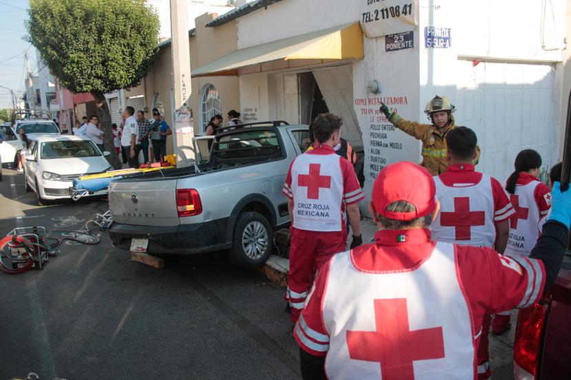 Camioneta particular se mete a local comercial