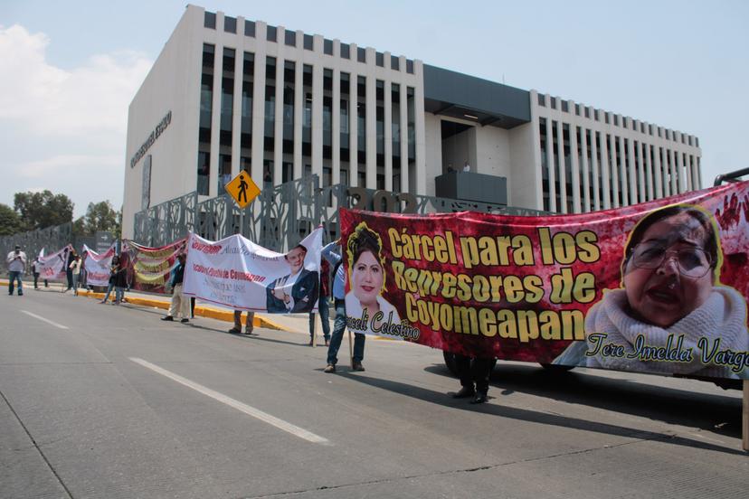 Habitantes de Coyomeapan se manifiestan en el Congreso del Estado