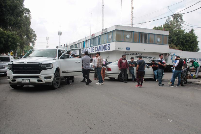 Trabajadores de Grúas Calupoh cierran la 105 Poniente