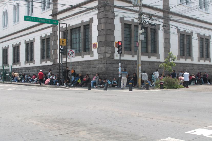 Decenas de jóvenes a la espera de su ficha para la Normal de Puebla 