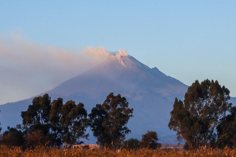 Volcán Popocatépetl emite larga estela de ceniza