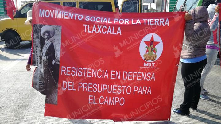 Manifestantes en la México - Puebla demandan mayor apoyo