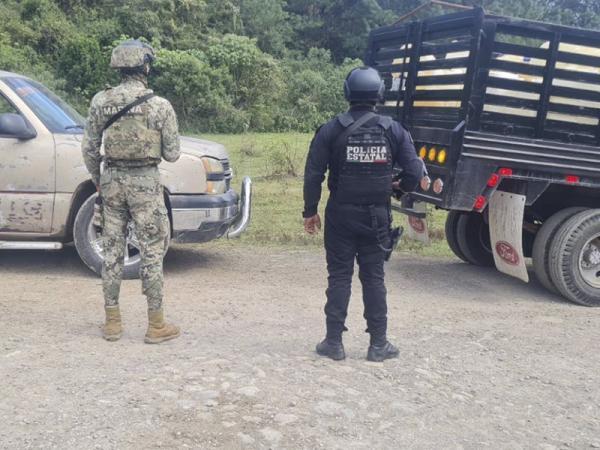 Aseguran camionetas usadas para transportar huachicol en Huauchinango