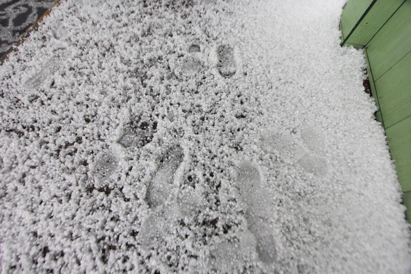 La ciudad de Puebla se pinta de blanco con intensa granizada