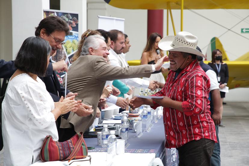 VIDEO Entregan reconocimientos a mezcaleros poblanos