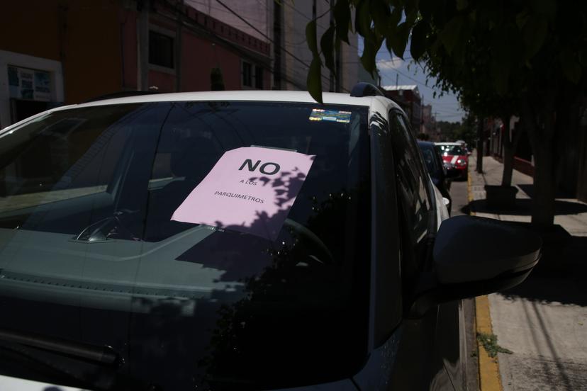 VIDEO Vecinos se inconforman por instalación de los parquímetros