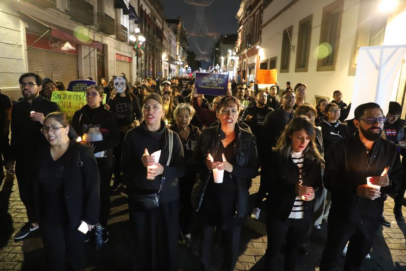 Con velas y ataúdes, protestan en contra de la reforma judicial en Puebla