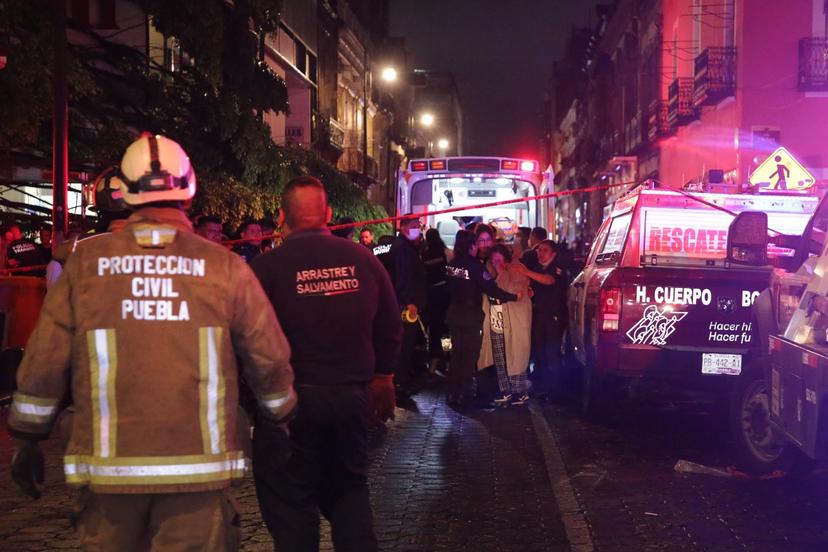 VIDEO Un adolescente muerto deja caída de un árbol en el Centro de Puebla