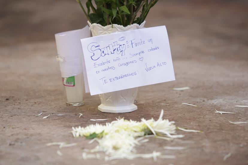 VIDEO Familiares de Santiago colocan altar en donde perdió la vida