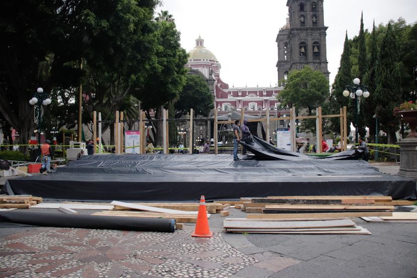 VIDEO Colocan en el zócalo las tarimas para el desfile del 16 de septiembre