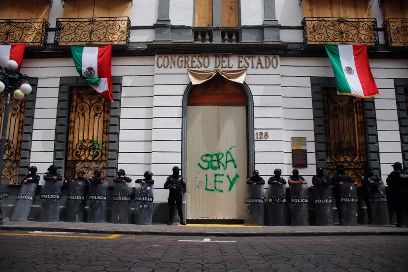 VIDEO Resguardan Congreso del Estado y Casa de la Cultura por el 28S