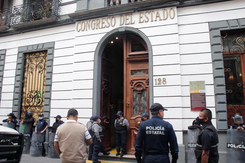 VIDEO Policías y Bomberos resguardan Congreso del Estado y Catedral