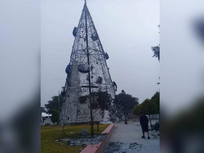 En acto vandálico queman árbol de navidad monumental