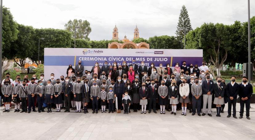 Encabeza Mundo Tlatehui ceremonia cívica Un Día con el Presidente