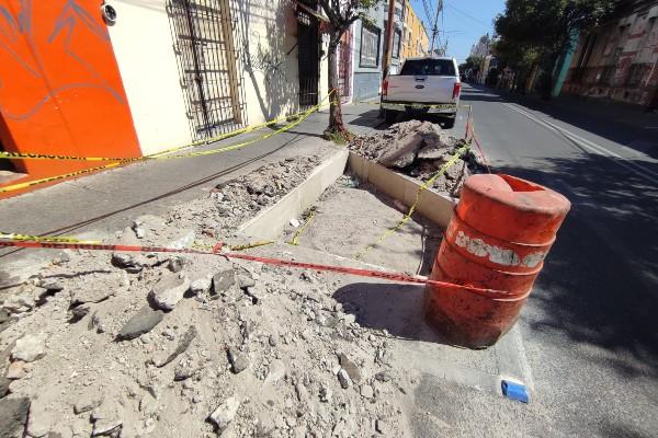 VIDEO Construyen reductores de velocidad en el Centro Histórico