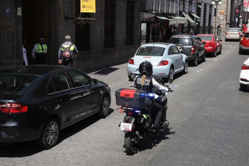 Tránsito municipal de Puebla implementa operativo doble fila