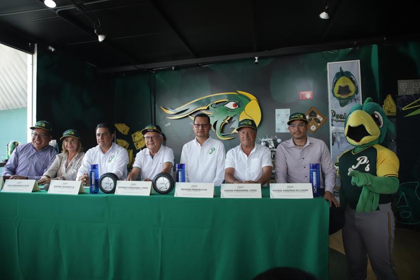 VIDEO Estrechan lazos Pericos y Chevrolet Peregrina