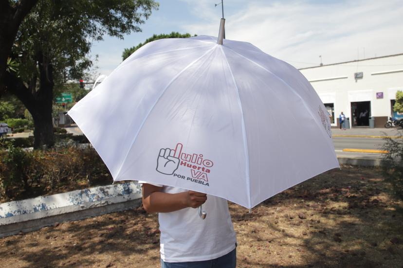 VIDEO Aparecen sombrillas con publicidad de Julio Huerta en desfile del 1 de mayo 