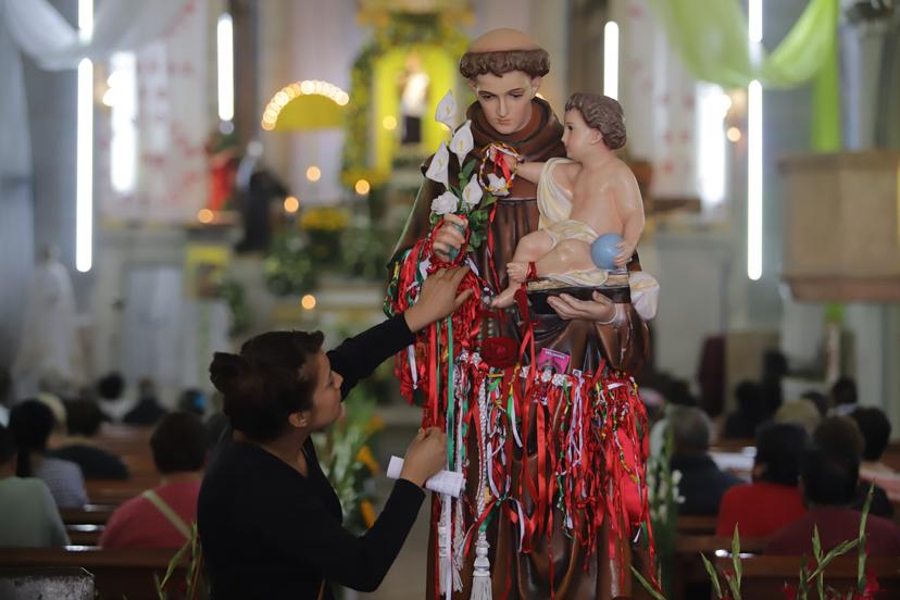 VIDEO Fieles visitan a San Antonio de Padua