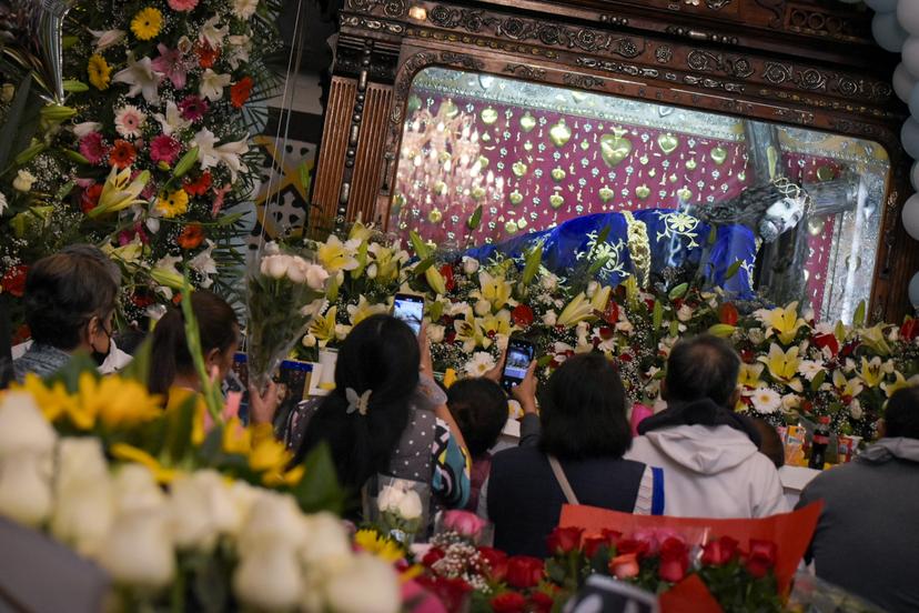 VIDEO Devotos visitan al Señor de las Maravillas en el Templo de Santa Mónica