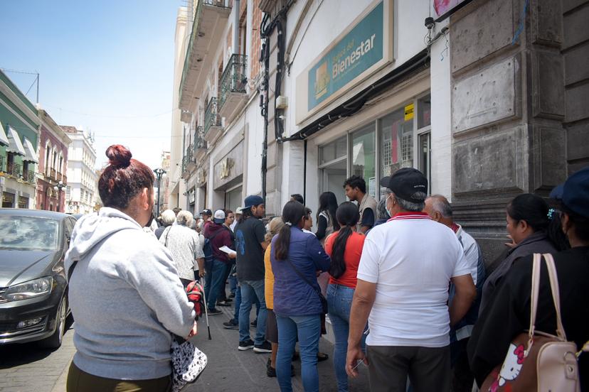 VIDEO Largas filas en Banco del Bienestar para que adultos mayores cobren su pensión