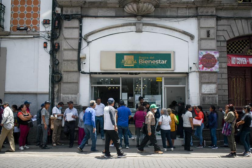 VIDEO Horas de espera en el Banco de Bienestar