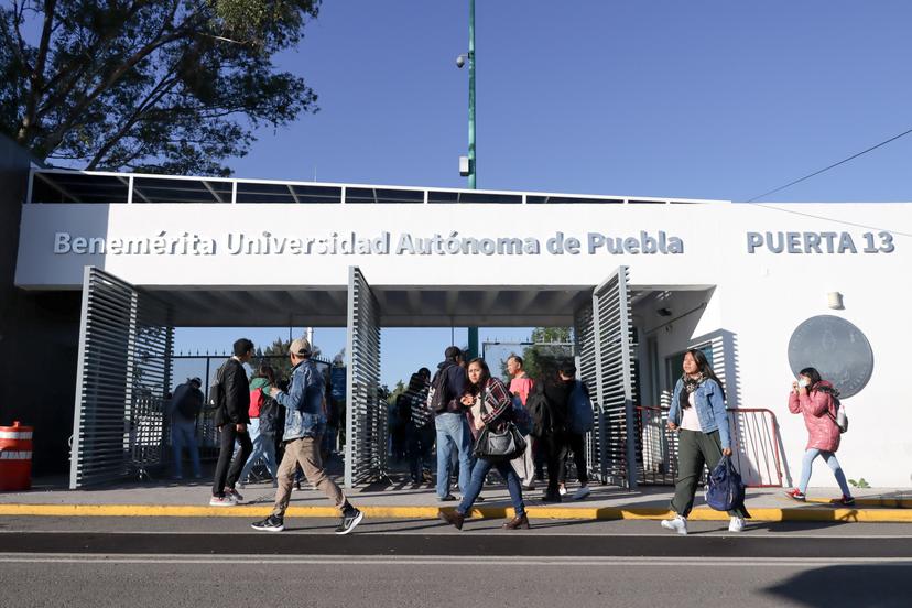 VIDEO Más de 100 mil estudiantes de la BUAP regresan a las aulas