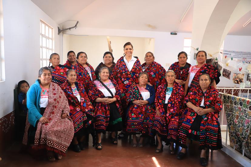 Olivia Salomón inicia su recorrido por Hueyapan