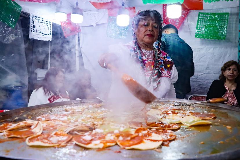 VIDEO Miles de poblanos llenan el corredor gastronómico