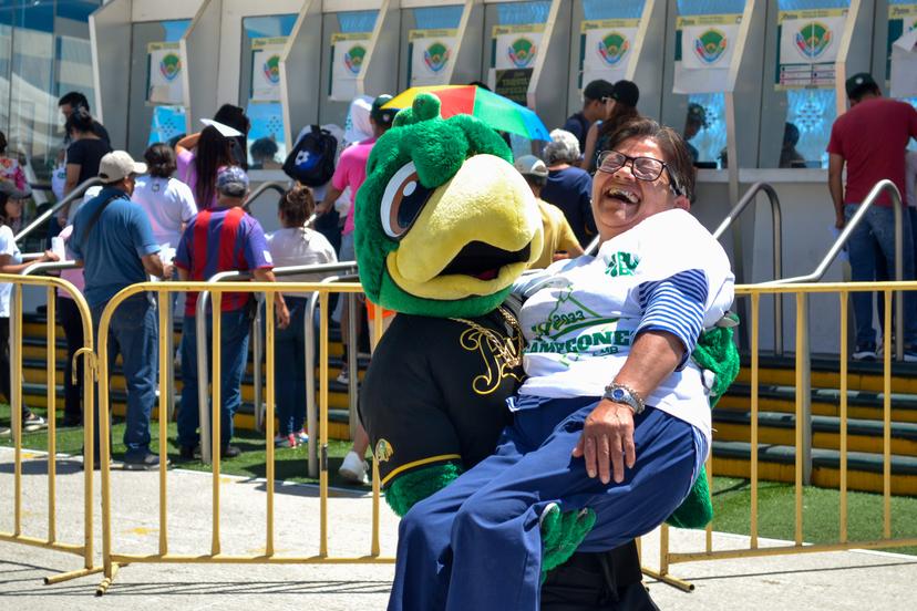 VIDEO Fiebre beisbolera por canjear la playera de Pericos Campeón