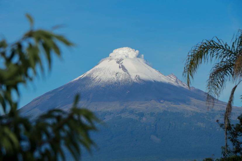 VIDEO Con nieve, así amaneció el volcán Popocatépetl este lunes