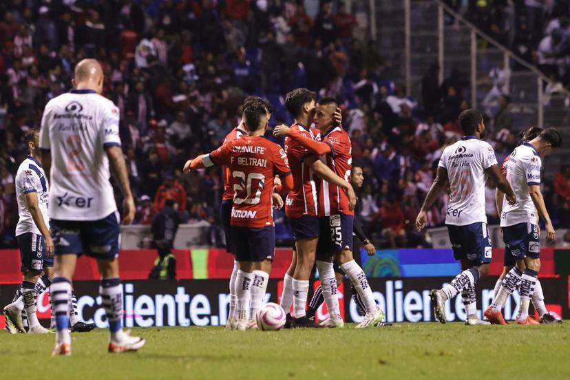 VIDEO Par de topes de Chivas a Puebla