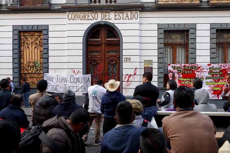 Congreso suspende sesión ante protesta de vecinos de Coyomeapan