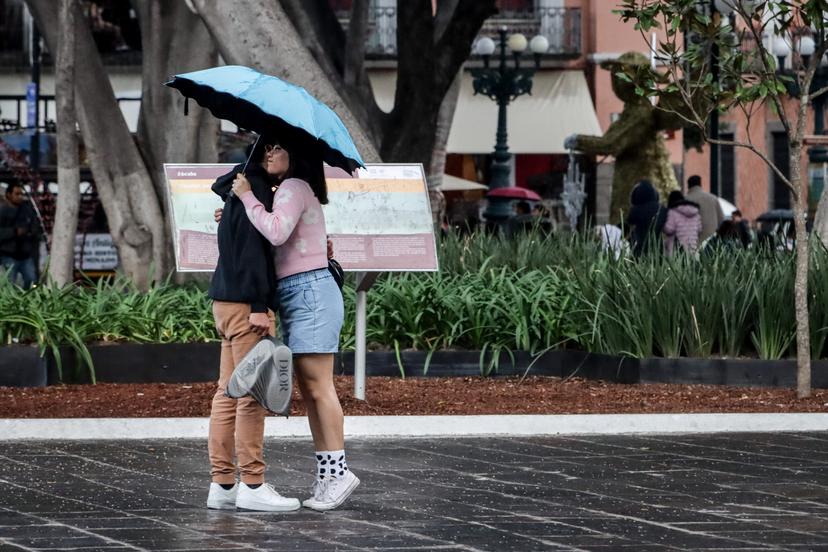 Ligera lluvia sorprende este domingo a poblanos