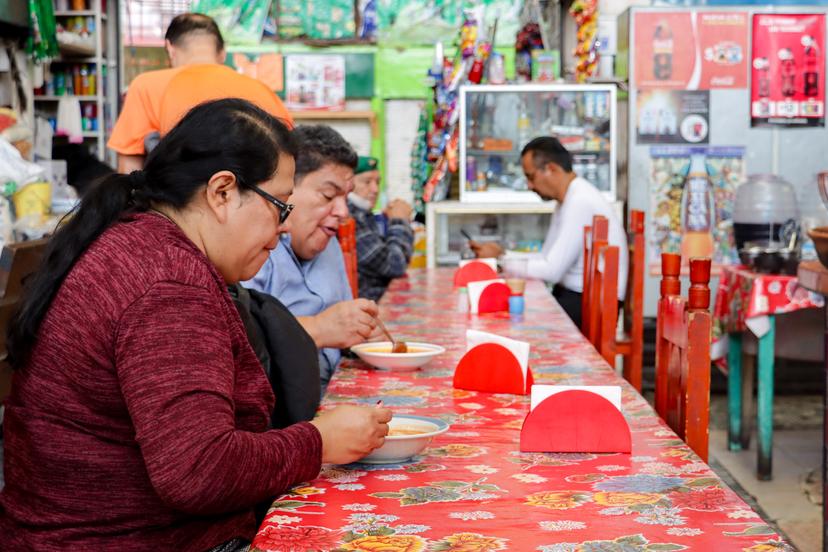 VIDEO Poblanos se curan la cruda navideña en mercados