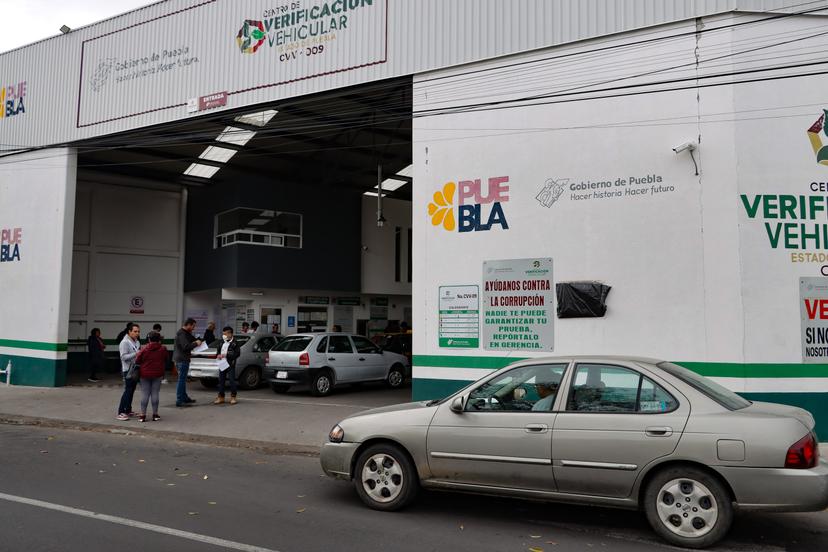 VIDEO Así las filas para verificar en Puebla