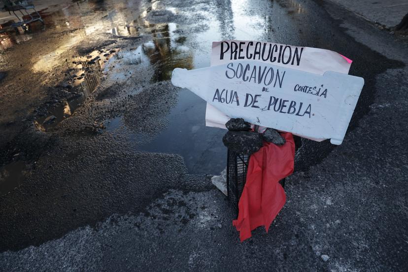 VIDEO Se forma bache por fuga de agua en la 3 Sur