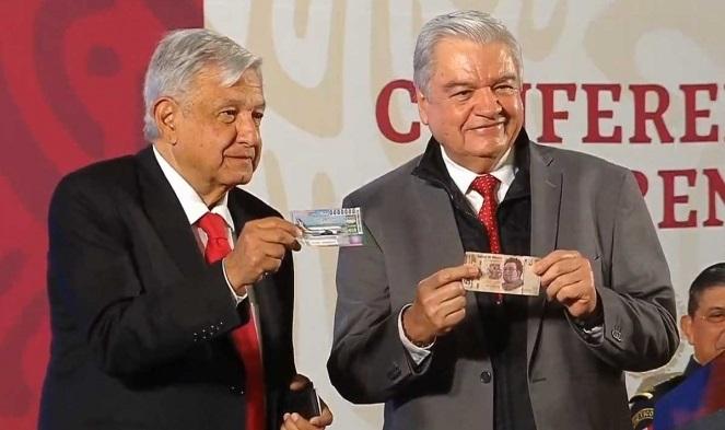 AMLO compra el primer cachito para la rifa del avión presidencial