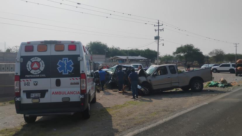 Choque entre dos camionetas deja 3 lesionados y un hombre prensado en Tlacotepec