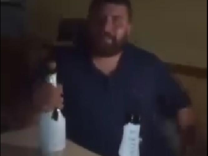 VIDEO Captan a edil de Piaxtla bebiendo champagne en el ayuntamiento