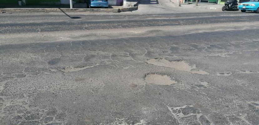 Transportistas denuncian enormes baches en Eje Poniente de Izúcar 