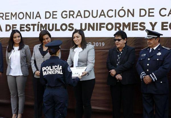 Rivera entrega estímulos, uniformes y equipos a policías