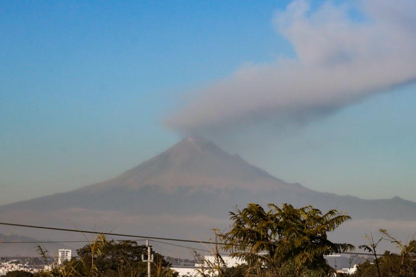 VIDEO Volcán Popocatépetl lanza enorme fumarola