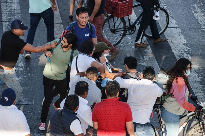 VIDEO Manifestación en la Vía Atlixcáyotl termina en trifulca entre ciclistas y automovilistas