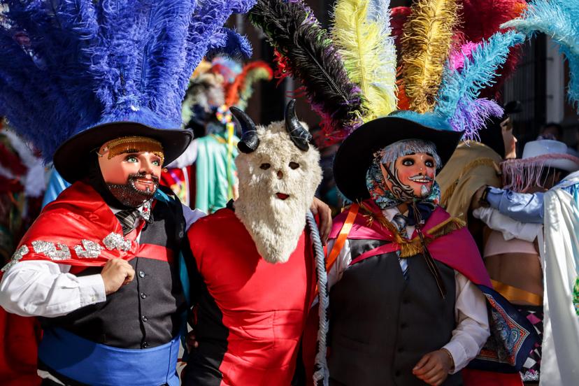 Huehues salieron a bailar con sus tradicionales trajes coloridos