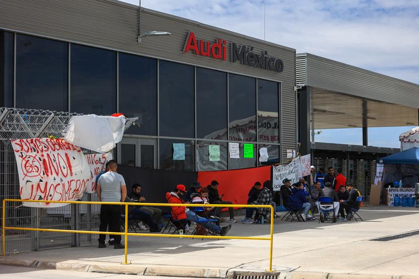 Celebra AMLO fin de huelga en Audi