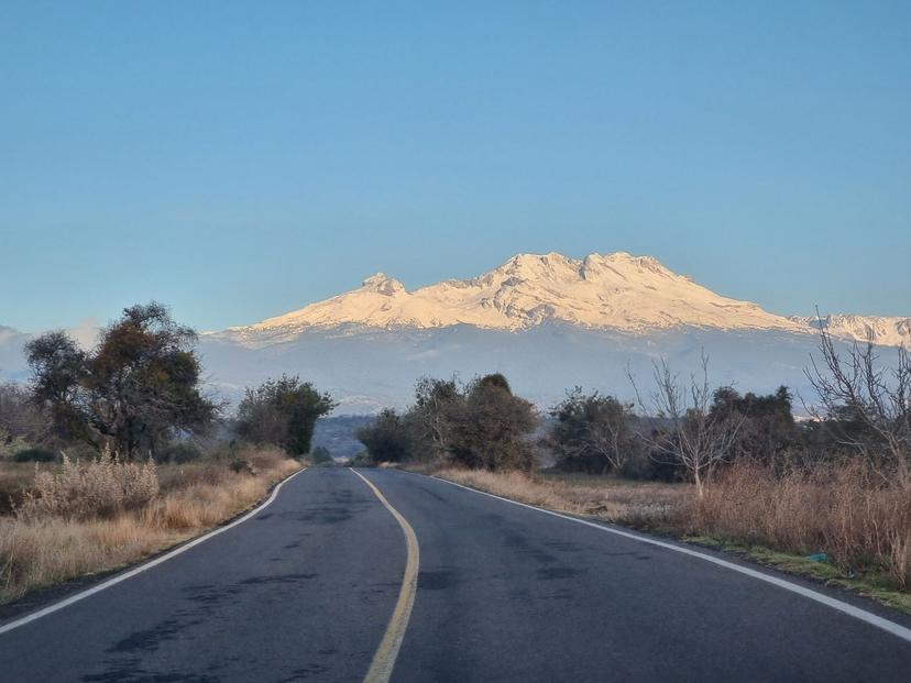 Amanecer nevado en el Iztaccíhuatl y Popocatépetl