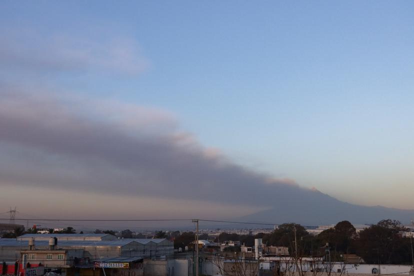 VIDEO Popocatépetl continúa registrando emisión de ceniza con dispersión a Puebla